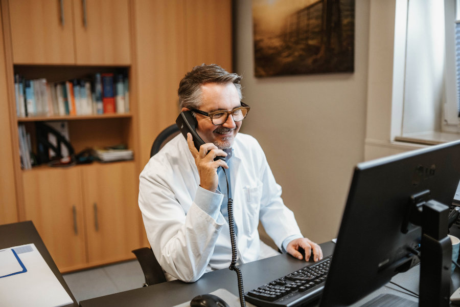Chefarzt am Schreibtisch